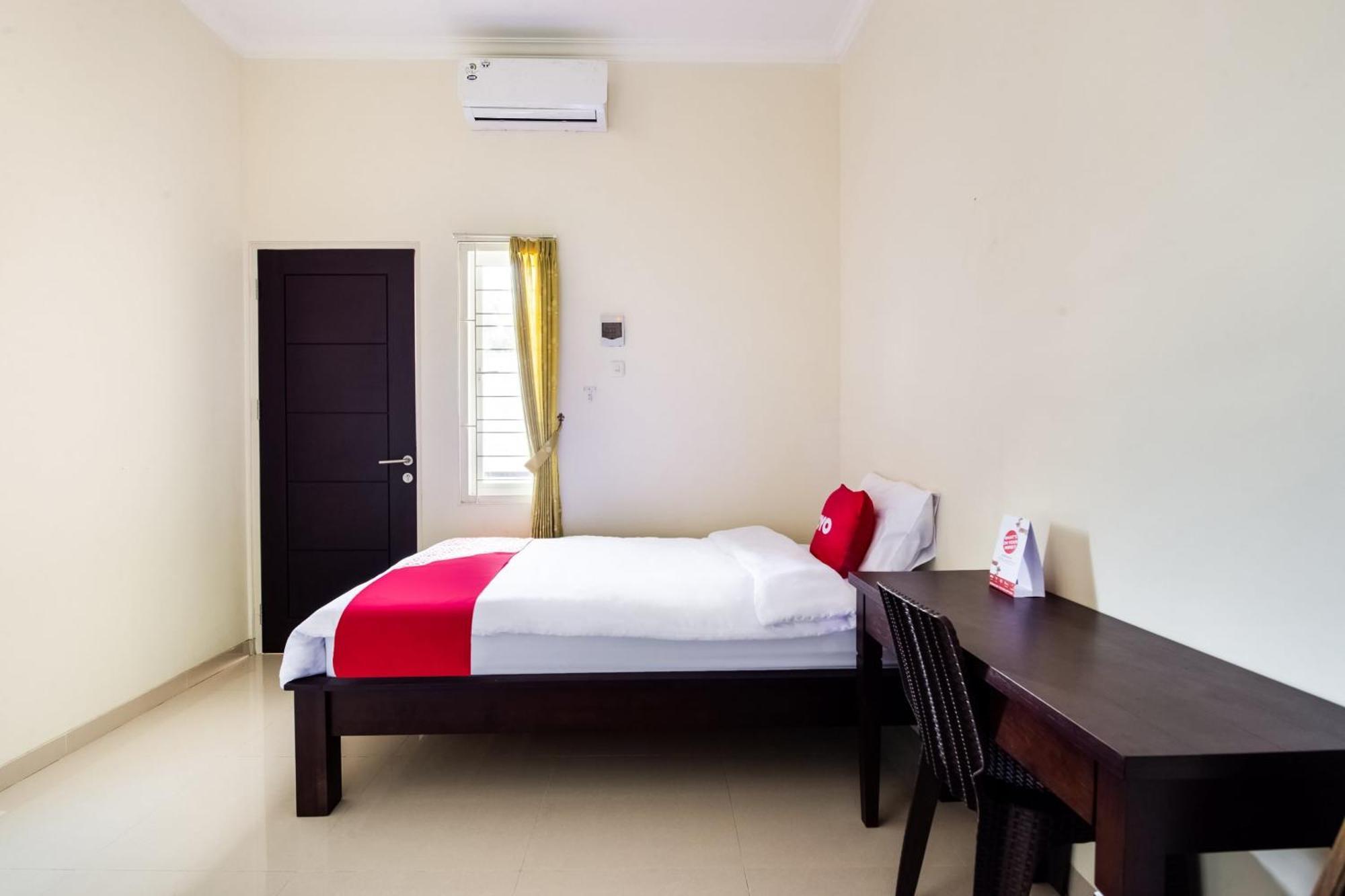 Отель Oyo Life 3398 Griya Rm 19 Syariah Сурабая Экстерьер фото