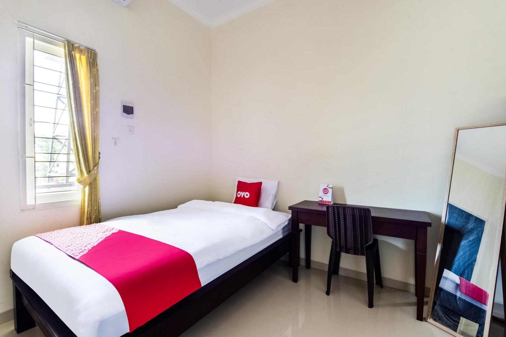 Отель Oyo Life 3398 Griya Rm 19 Syariah Сурабая Экстерьер фото